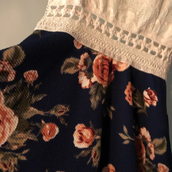 Ardene’s lace/ flora dress - Picture 3 of 3